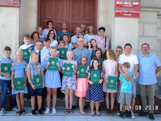 Wzorowi uczniowie z nagrodami burmistrza